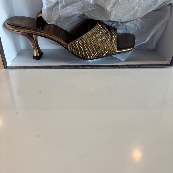 NIB Jeffrey Campbell GOLD 8 1/2 sandal/slide - Picture 3 of 5